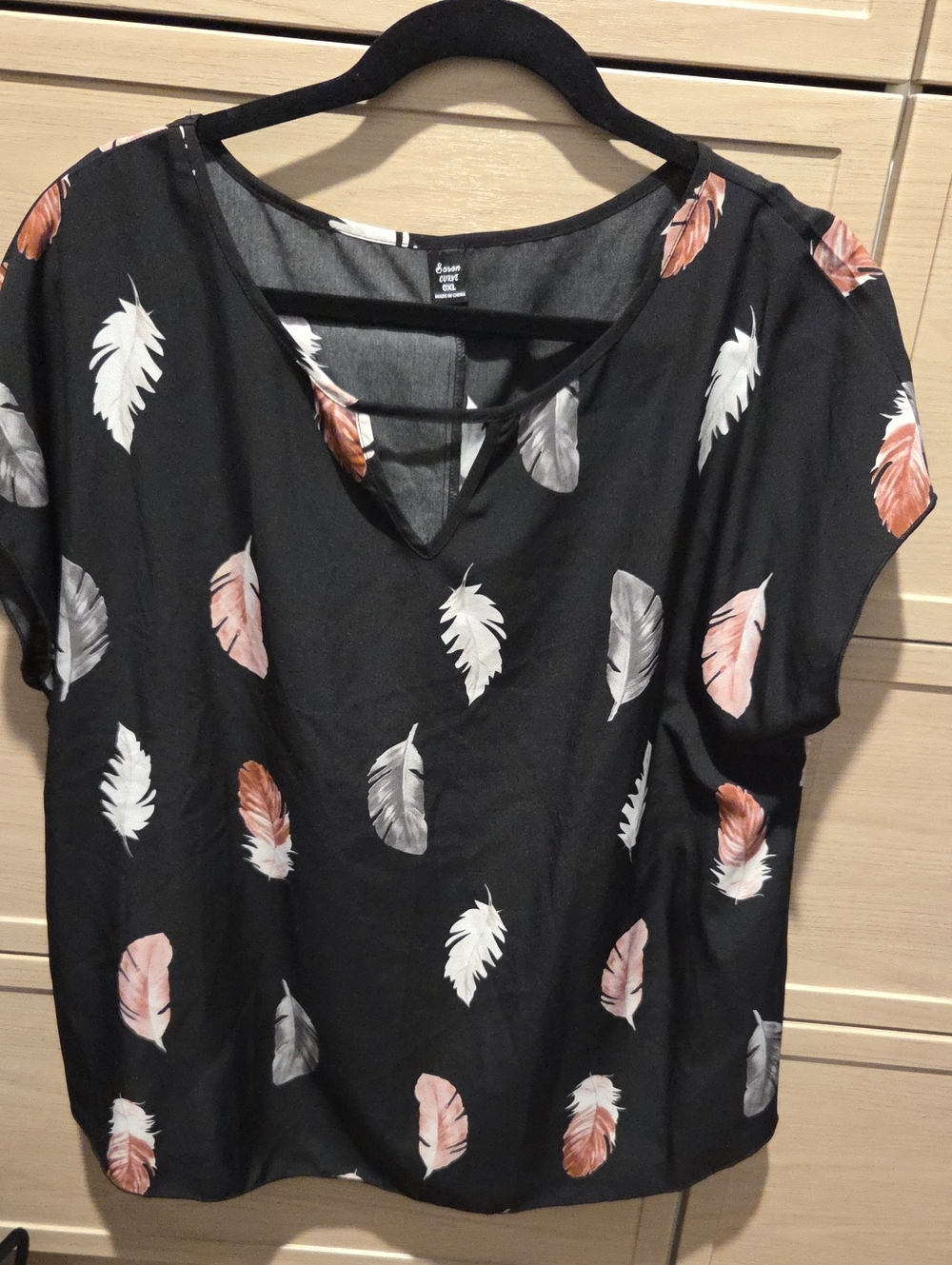 Feather Print Black Women's Short Sleeve Top - Pink & Gray Feather Pattern